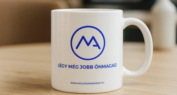 Bögre MA logóval és szlogennel.